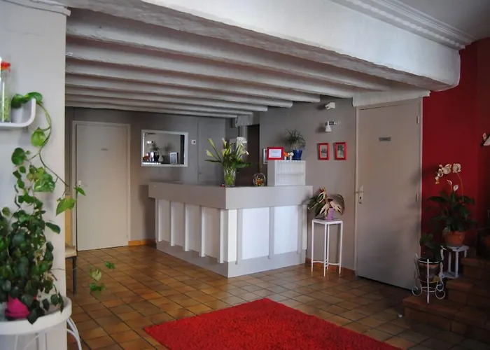 Logis Hotel Castel De Mirambel